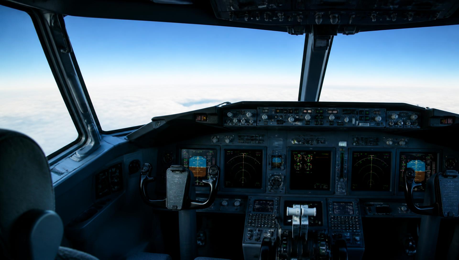 Cabina de vuelo de un B737 sobre las nubes
